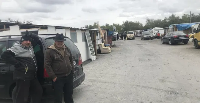 photo  un campement de roms à trélazé. là, sont installés deux villages de 80 familles. beaucoup disent faire les saisons dans des entreprises agricoles et horticoles de l’agglomération ou des environs.  &copy;  archives. 