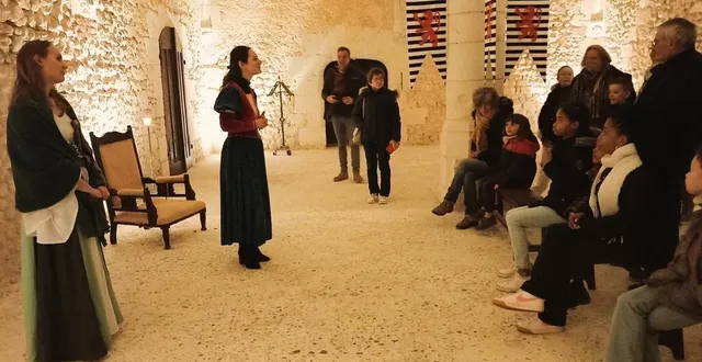 photo  dans les salles d’armes du château, ella et aliénor racontent avec humour l’histoire de leur château.  &copy;  ouest-france 