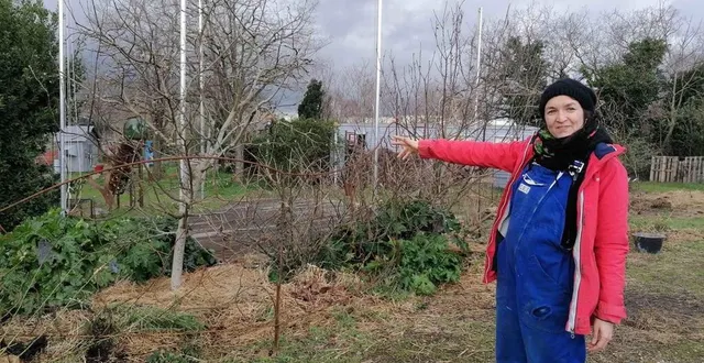 photo  sandrine abayou, membre du groupe zur, fait la visite. on est ici tout près de la terrasse bois, résultat d’un projet étudiant passé, dans une zone où le métal domine. les glycines cherchent aujourd’hui à s’accrocher et à mettre en valeur « ce siège qui tourne. la question des assises reste à explorer sur le site ».  &copy;  ouest-france 