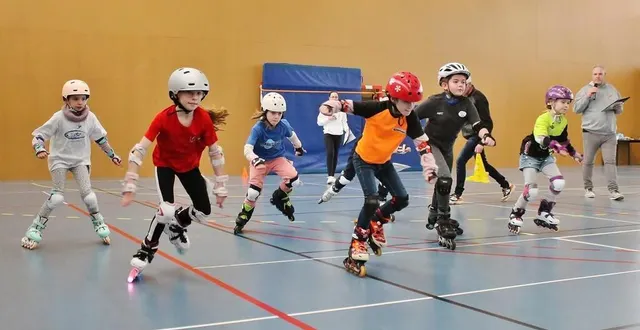 photo  la concurrence était rude pour les finales lors du rassemblement kid’s roller de sablé-sur-sarthe, samedi 2 mars 2024, au gymnase du lycée raphaël-élizé.  &copy;  ouest-france 
