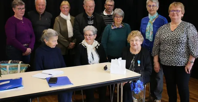 photo  lucienne meunier (assise avec la médaille) entourée des membres du bureau.  &copy;  le maine libre 