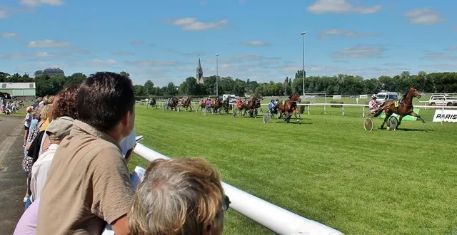 photo  une course de trot attelé sur l’hippodrome de sablé-sur-sarthe, en juillet 2022.  &copy;  archives ouest-france 