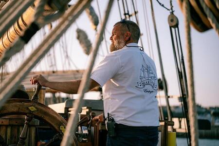 photo Matthieu Alluin, capitaine du Marité, fait partie des quatre portraits – co-réalisés par le duo Horizons et l’office de tourisme de Granville Terre et mer – qui seront diffusés au cinéma Le Sélect le vendredi 22 mars 2024 à 20 h. Cécile Ballon 
