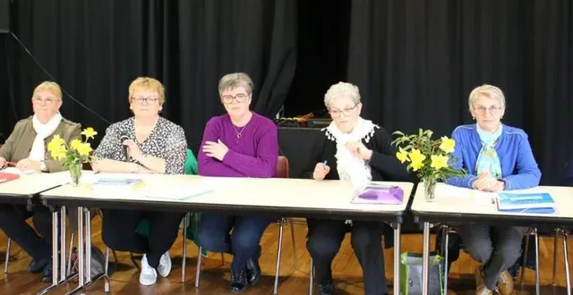 photo  maryline sangleboeuf, présidente (3e à gauche), accompagnée des membres du bureau.  &copy;  ouest-france 