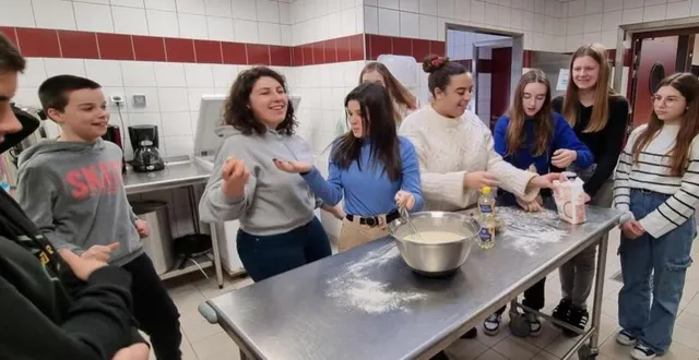 photo  bonne humeur et décontraction au programme de l’après-midi pour préparer crêpes et sablés au chocolat pour ces adolescentes.  &copy;  ouest-france 