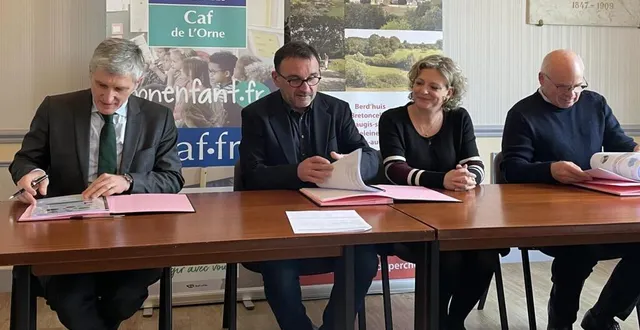 photo  les élus signant la convention avec la caf.  &copy;  ouest-france 