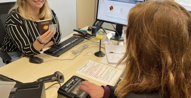 photo  charline simon a été embauchée début février à la mairie de tennie pour prendre en charge le nouveau service de délivrance des passeports et cartes d’identité.  &copy;  le maine libre 