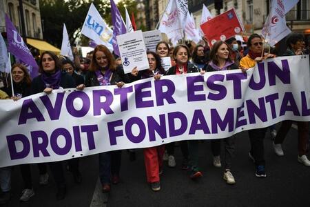 photo Des manifestants défilent lors d’un rassemblement pour le droit à l’avortement à Paris le 28 septembre 2022. CHRISTOPHE ARCHAMBAULT/AFP 