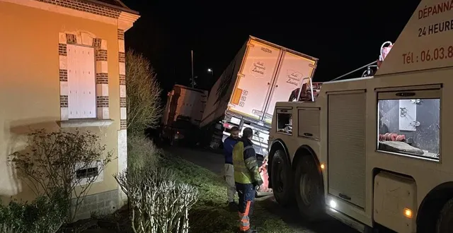 photo  aux alentours d’une heure du matin, la semaine dernière, un poids lourd s’est engagé sur une petite route à l’entrée d’igé. la remorque s’est inclinée sur le bas-côté, nécessitant l’intervention d’un engin de dépannage.  &copy;  dr 