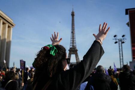 photo Une femme lève les bras place du Trocadéro, à Paris, le lundi 4 mars 2024, célébrant l’inscription de l’IVG dans la Constitution. DIMITAR DILKOFF / AFP 