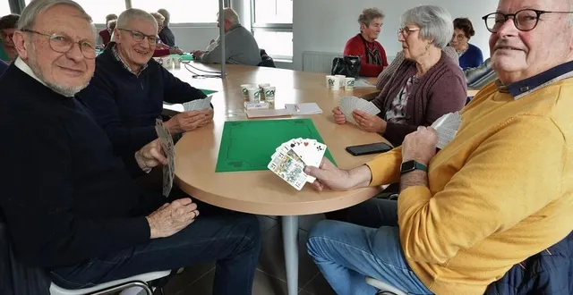 photo  la milesse, jeudi 29 février. bernard, alain, claudette et daniel jouent au tarot  &copy;  le maine libre 
