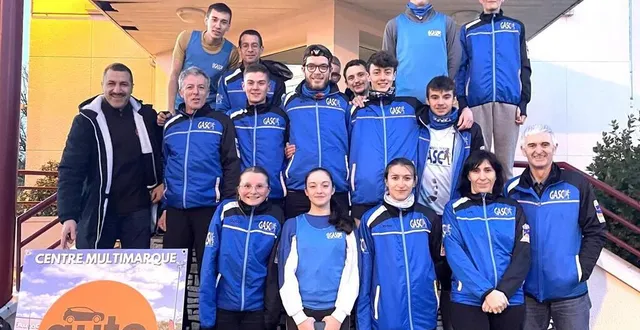 photo  par un froid de canard un soir de fin février 2024, les athlètes de la gasc gardent le sourire, comme le symbole de la mentalité du club.  &copy;  le maine libre 