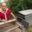 photo antoine d’amécourt, maire de la commune, devant le rucher pédagogique.