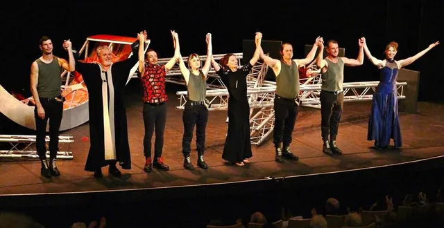 photo  l’équipe de la houlala compagnie lors du salut pour la première du spectacle « lucrèce borgia », sur la scène joël-le theule, à sablé-sur-sarthe, en novembre 2023.  &copy;  l’entracte, sablé-sur-sarthe 