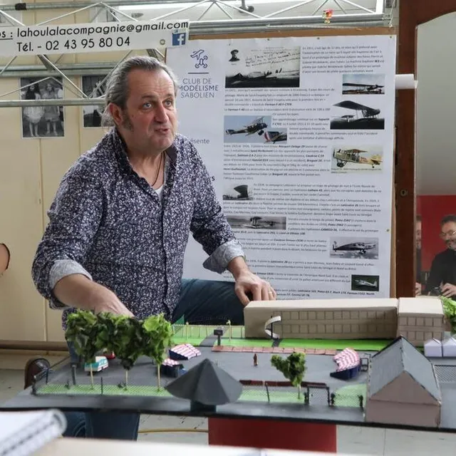 photo nicolas david, le metteur en scène de la houlala compagnie, devant la maquette du spectacle de la rocade à saint-exupéry, qui sera présenté sur le plateau multisport de l’école saint-exupéry en juin 2024.  ©  ouest-france