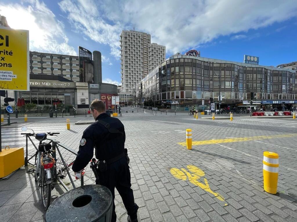 Il oublie sa valise sur le trottoir et déclenche une alerte à la bombe ...