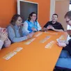 photo  un petit groupe s’est retrouvé autour de jeux de cartes. 