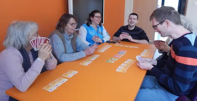 photo  un petit groupe s’est retrouvé autour de jeux de cartes.  &copy;  le maine libre 