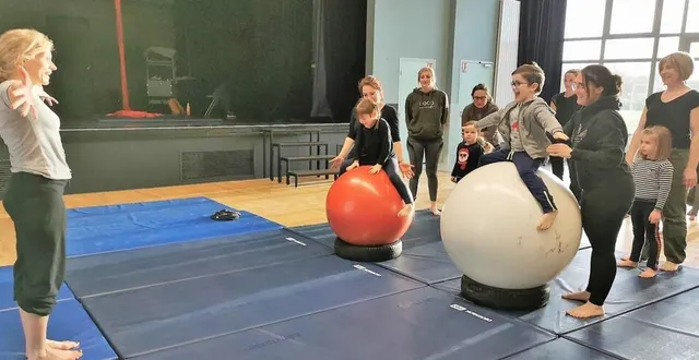 photo  régine ledru (à g.) encadrait le stage parents-enfants.  &copy;  le maine libre 