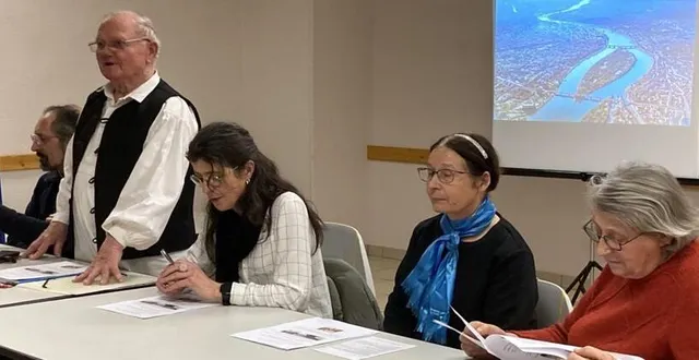 photo  jozsef bene (debout) accueille les participants à l'assemblée générale de l’association.  &copy;  ouest-france 