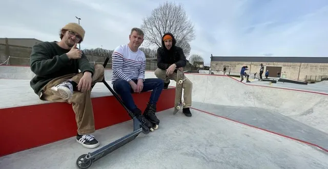 photo  adrien lurson, qui assure les cours de skate et de trottinette toute l’année, alexandre vrac, et damien guillet, président de zone 61, exploitent au maximum le nouveau skate park d’alençon. le premier festival alençonnais de la glisse aura lieu les 31 et 31 mars.  &copy;  ouest-france 