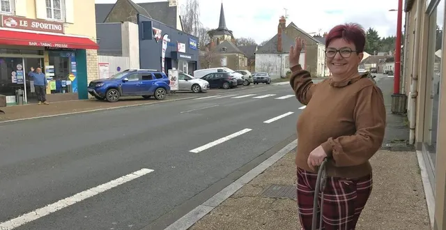 photo  christophe (en arrière-plan à gauche) et magali gautronneau, gérants du bar le sporting à clermont-créans (sarthe), reprennent le commerce d’en face pour éviter la concurrence et se dégager un revenu supplémentaire, mi-mars 2024.  &copy;  le maine libre 