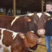 photo opaline et son veau ultime, avec maxence patureau. la vache a remporté le 1er prix dans la catégorie femelles adultes.