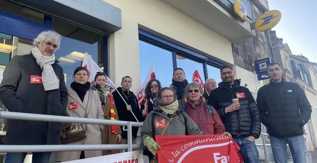 photo  ce mercredi 6 mars 2024, le syndicat cgt fapt faisait signer une pétition devant le bureau de poste de l’avenue louis-cordelet, au mans.  &copy;  ouest-france 