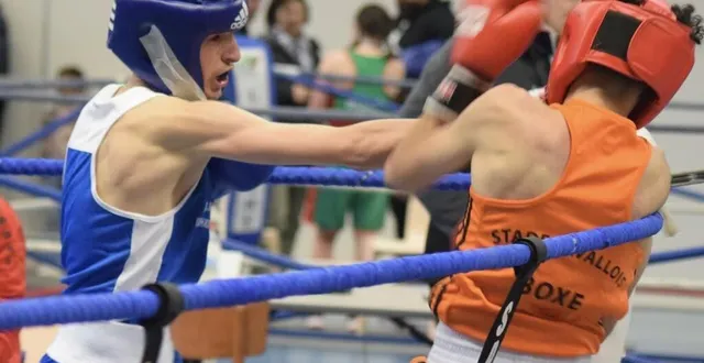 photo  paul rousseau (à gauche) en pleine action sur un ring.  &copy;  ouest-france 