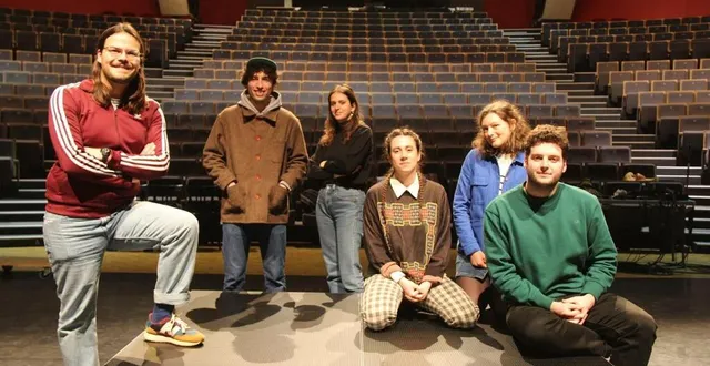 photo  les comédiens paul meynieux, balthazar monge, juliette dubloc, julia baudet, camille gélin et le metteur en scène charles patault, des assoiffés d’azur, invitent le public à découvrir des premiers extraits de leur version de « roméo et juliette », vendredi 8 mars à la salle coppélia de la flèche (sarthe).  &copy;  ouest-france 