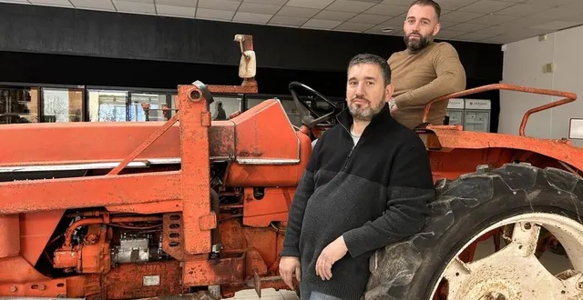 photo  pierrick planche et anthony jauneau, sur le tracteur qui fera office de décoration, sont les gérants d’une nouvelle enseigne à coulaines, le grand marché.  &copy;  ouest-france 