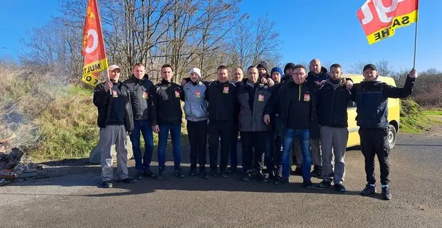photo  le piquet de grève reste installé à l’entrée de l’usine as pool de spay (sarthe), sans la bloquer.  &copy;  ouest-france 