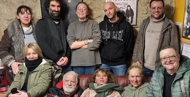 photo  les membres du conseil d’administration de radio coup de foudre se sont réunis pour peaufiner les projets et élire leur président.  &copy;  ouest-france 