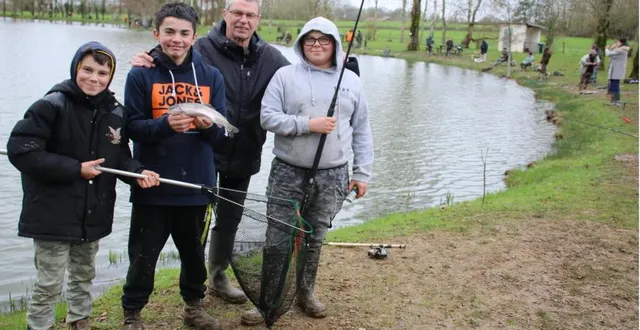 photo  maloy, 13 ans, nolan, 16 ans et mathis, 16 ans, accompagnés de jean-pierre, sont fiers de leur prise.  &copy;  ouest-france 