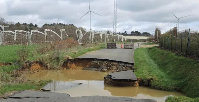 photo  la route de la petite morlière s’est affaissée, à lavernat.  &copy;  le maine libre 