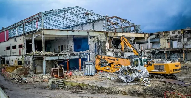 photo  la démolition de l’ancienne usine bordeau chesnel à champagné a débuté en septembre dernier et doit s’achever dans quelques semaines.  &copy;  photo le maine libre - yvon loué 
