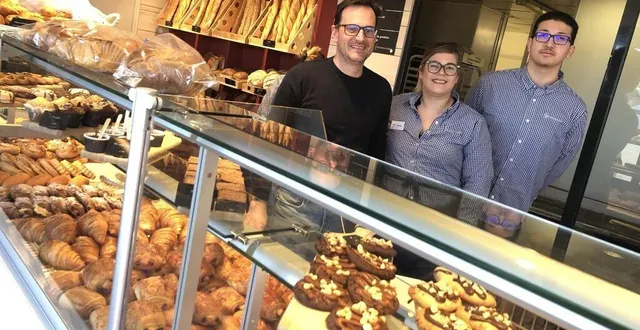 photo  sébastien leroux (à gauche) en compagnie de marine et tim, deux de ses quinze salariés.  &copy;  ouest-france 