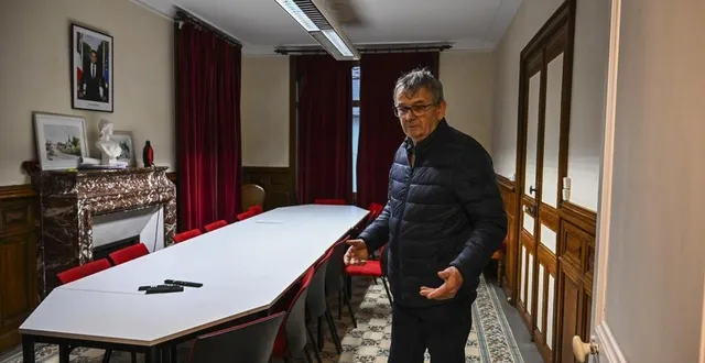 photo  le maire de challes, guy fourmy, présidait le conseil municipal le 29 février quand des pétards ont explosé dans le hall de la mairie.  &copy;  archives le maine libre - denis lambert 