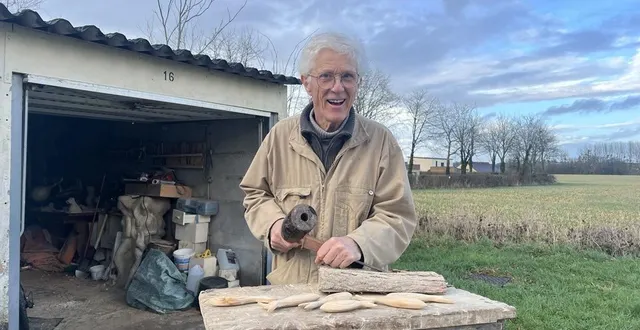 photo  denis giry, 73 ans, sculpte dans son garage, au pied de son immeuble, à écouché-les-vallées.  &copy;  ouest-france 