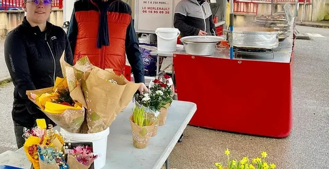 photo  anaël, fleuriste ambulante, accueillie pour la première fois sur le marché, mercredi matin.  &copy;  ouest-france 
