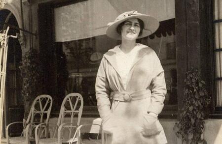 photo « Coco » Chanel, devant sa boutique de Deauville en 1911. Photo : archives Ouest-France 