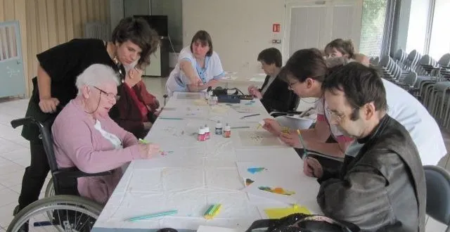 photo  concentration et ambiance sereine étaient au rendez-vous lors de l’atelier durant lequel jill guillais a accompagné chacun à chaque étape de la réalisation.  &copy;  ouest-france 