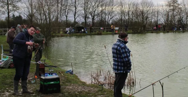 photo  un lâcher de truites qui a attiré, entre autres, quatre femmes.  &copy;  le maine libre 