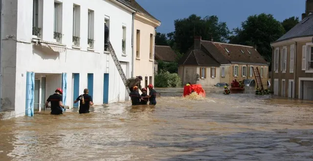 photo  les pompiers secourent des occupants réfugiés à l’étage.  &copy;  archives maine libre 