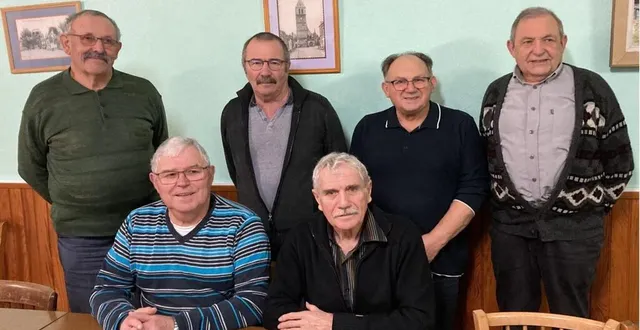 photo  le bureau des aînés ruraux. de gauche à droite : guy souchard, alain lanceleur, jacques lions, gérard noir, claude naveau, henri langevin  &copy;  ouest-france 