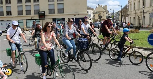 photo  l’association à bicyclette et les courts circuits soutiennent l’action des étudiants de leur vendre des vélos.  &copy;  archives ouest-france 