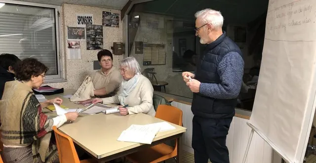 photo  jean-jacques glotin assure les cours pour le groupe des débutants, son épouse pascale a en charge ceux qui sont déjà plus à l’aise avec la langue de shakespeare.  &copy;  le maine libre 