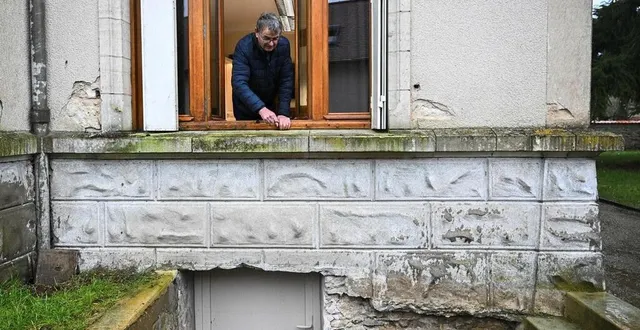 photo  c’est en chutant dans les escaliers, en contrebas de cette fenêtre de la mairie de challes, que l’élue a dû être hospitalisée.  &copy;  archives le maine libre - denis lambert 