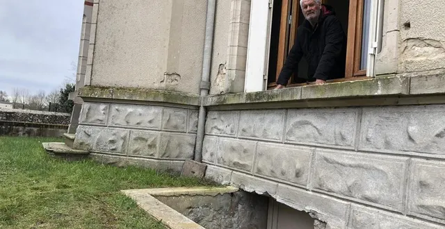 photo  dans la panique, une élue de 44 ans a été gravement blessée en sautant par la fenêtre, dans un escalier qui descend à une cave.  &copy;  archives ouest-france 
