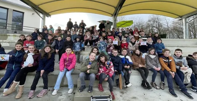 photo  les élèves des classes de ce1 au cm2 de l’école armand-brousse posent ici sous l’auvent de l’école. certains enfants ont en mains des appareils de mesure de consommation d’énergie utilisés tout au long de l’année.  &copy;  ouest-france 